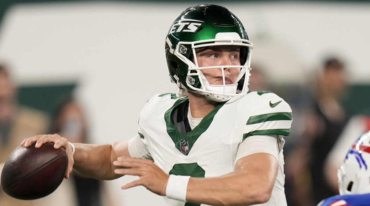 Zach Wilson passes during Week 1 game against Bills